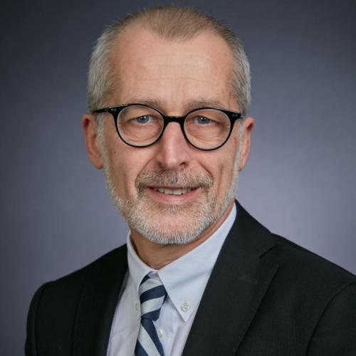 JR Cruz headshot