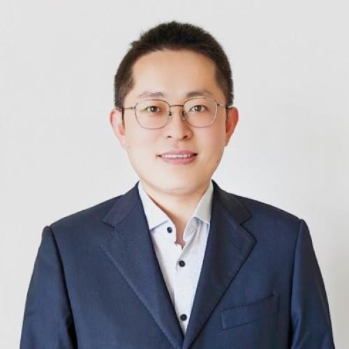 Yunpeng Zhang headshot