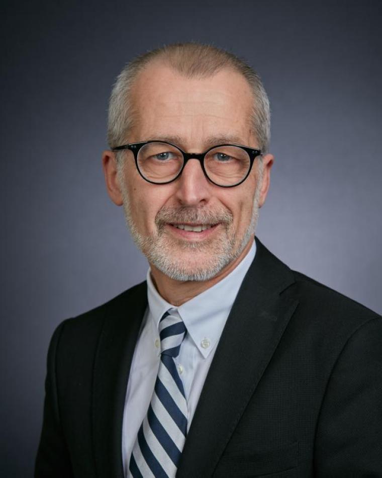 JR Cruz headshot