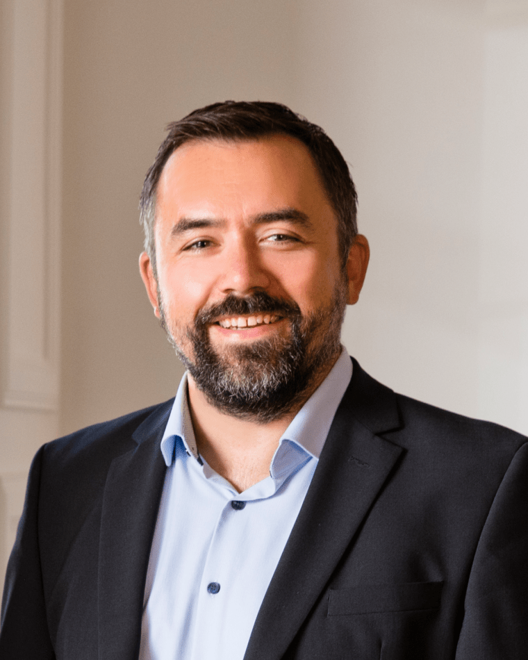 Timo Kuschel headshot