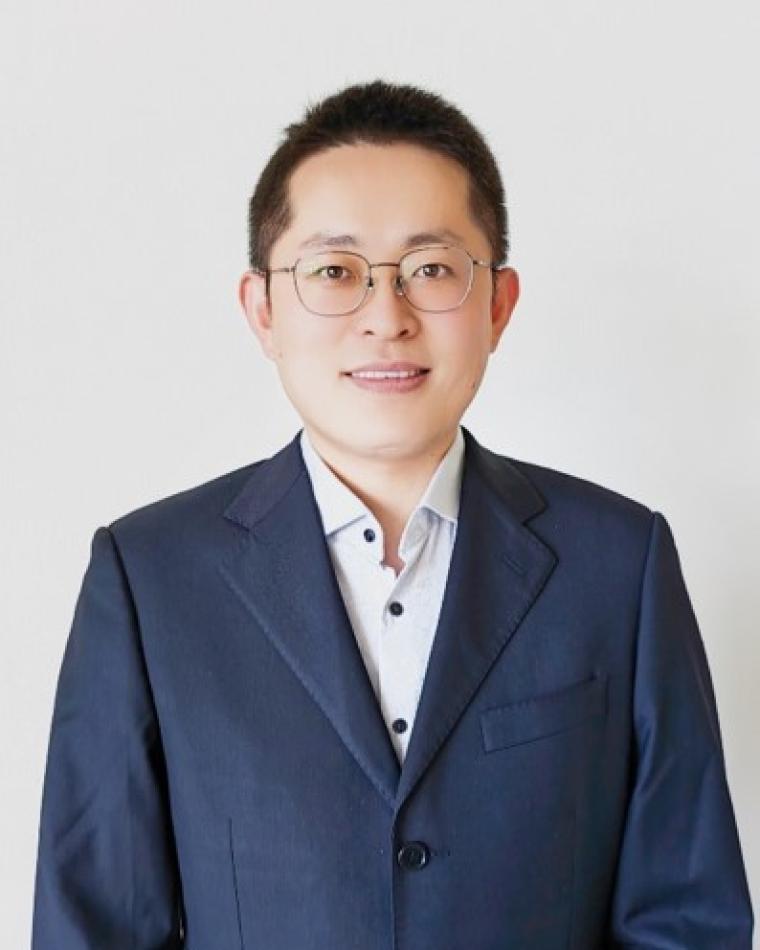 Yunpeng Zhang headshot